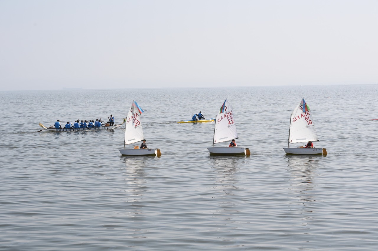 Paytaxtda Xəzərin suları avarçəkmə və yelkənli qayıqlarla bəzəndi - FOTOLAR